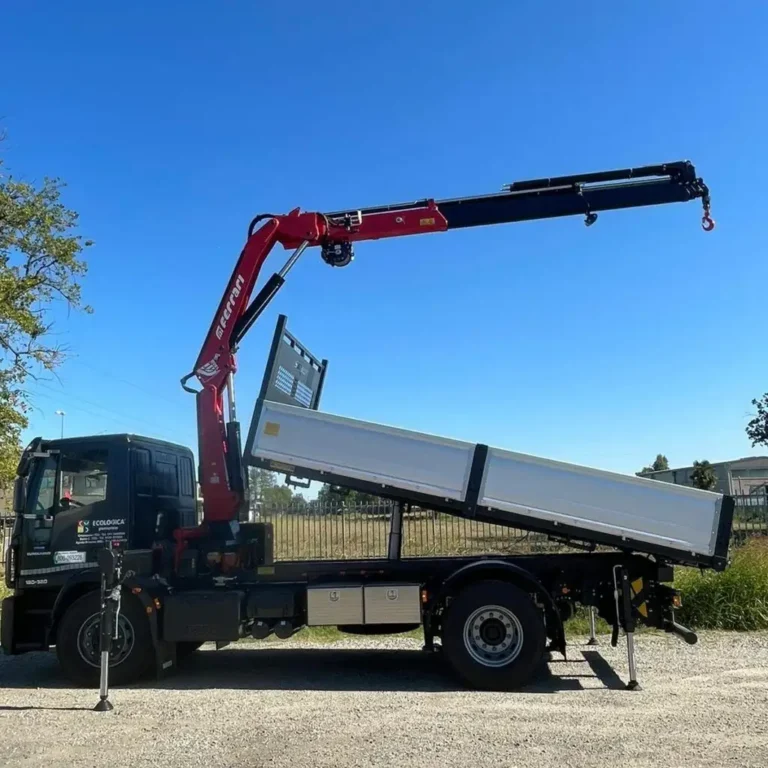 IVECO 180 CON GRU FERRARI CON ARGANO